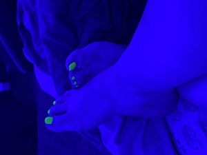 Glow toes