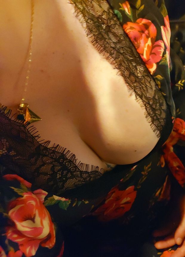 Sneaky Cleavage shot