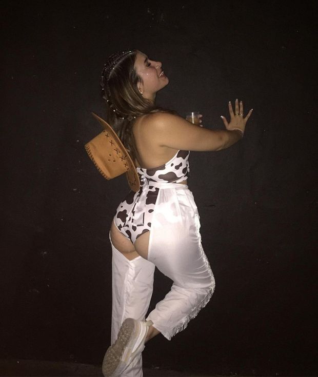 Micaela showing her ass
