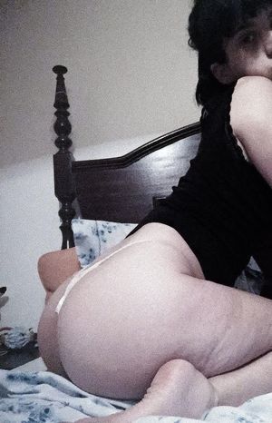 Pale slut Ana shows her ass