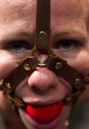 Female slave disciplined (3).